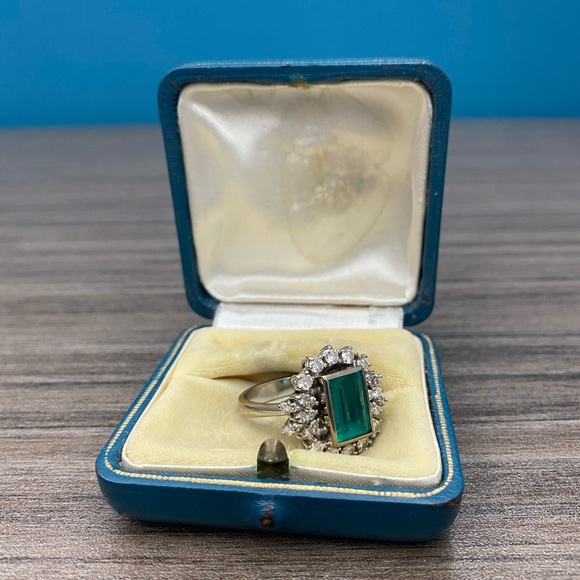 Women’s Vintage Emerald and Diamond Cluster Ring - Picture 3 of 7